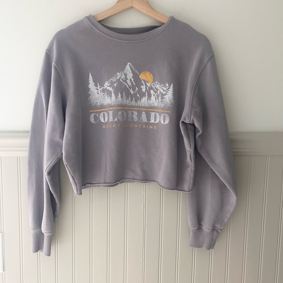 Hollister Tops - 🏔️ Colorado Hollister XS Light Purple Colorado Rocky Mt Graphic Crop Sweatshirt
